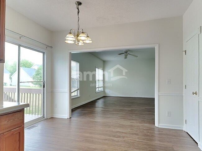 Foto del edificio - 5805 Brookshadow Dr