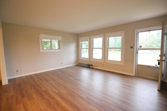 Foto del edificio - 3 Bedroom Ranch with Fenced-In Backyard in...