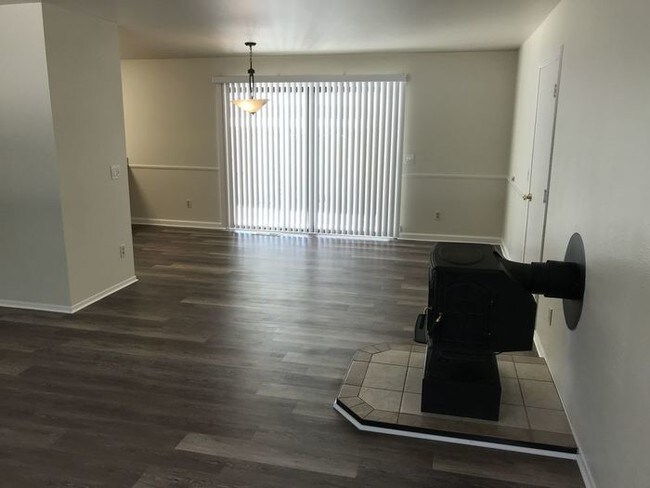 Foto del edificio - 1765 Eardley Ave