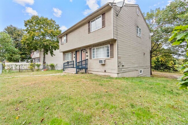 Building Photo - 123 Sumac St