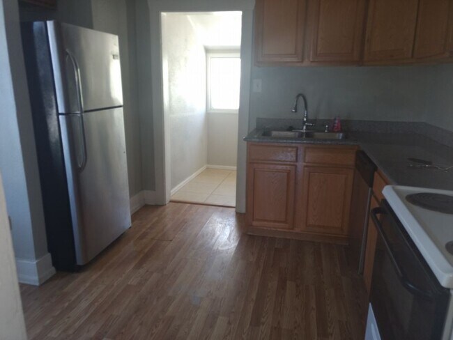 Foto del edificio - 214 W Ramona Ave