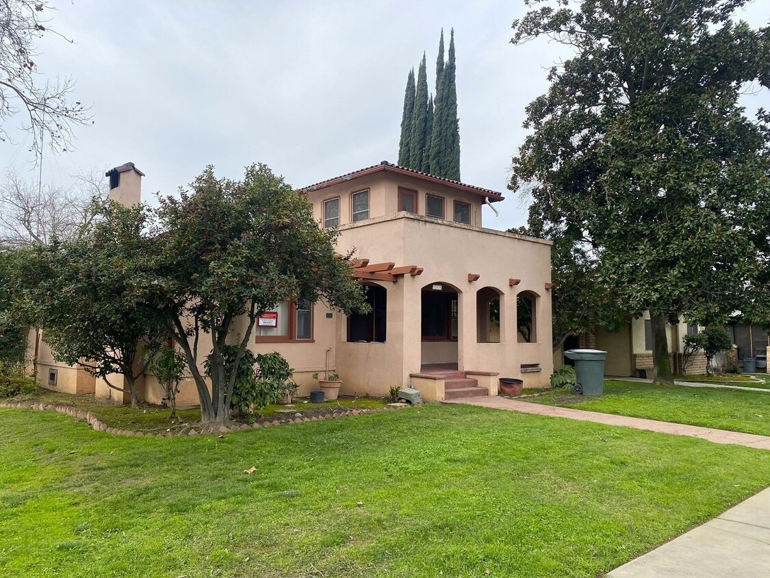 Foto principal - Available Now! Charming 3-bdrm./1.5-bath, ...