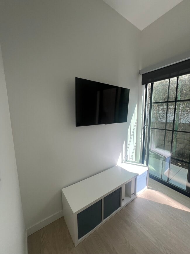 Photo - 1901 Overland Ave Apartment