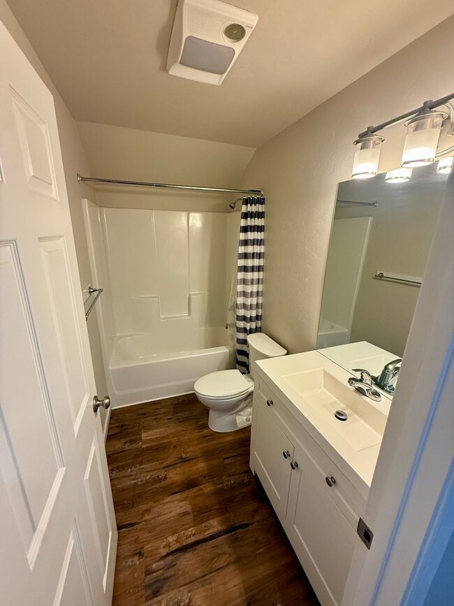 Building Photo - AMAZING 1-BEDROOM, 1-BATH UNIT WITH GARAGE