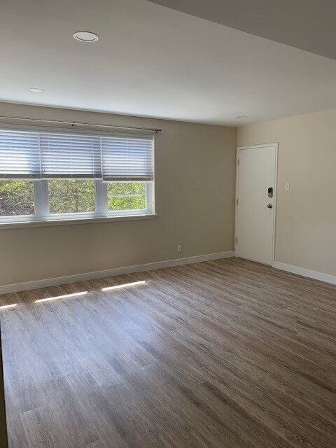 Living room - 412 S College St