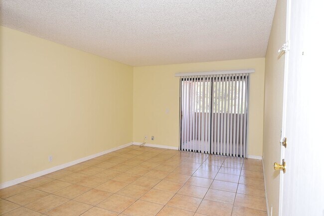 Foto del edificio - Lovely 2nd Floor, 1 Bed, 1 Bath Condo At Desert Shores!