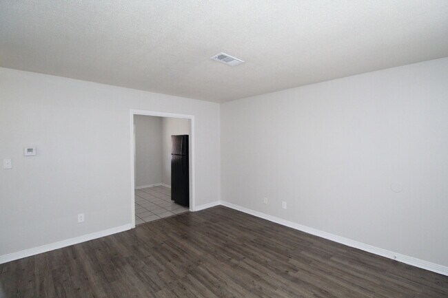 Foto del edificio - North Pensacola 2BR Duplex Near UWF & I-10 with All-Electric Living, Eat-In Kitchen & Washer/Drye...