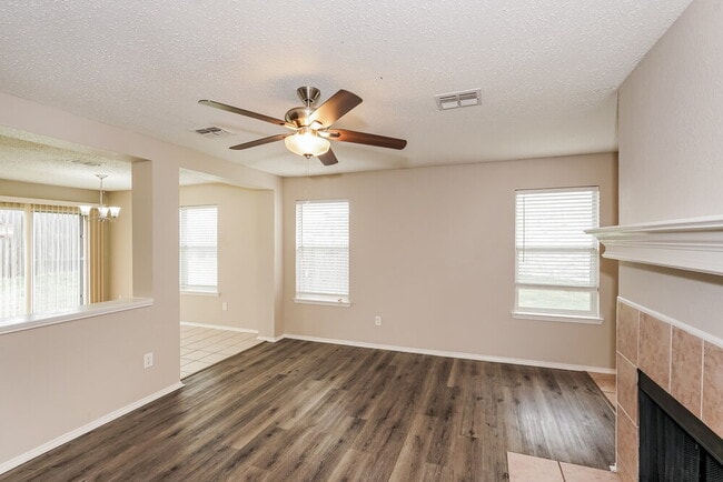Foto del edificio - 7600 Mason Dells Dr