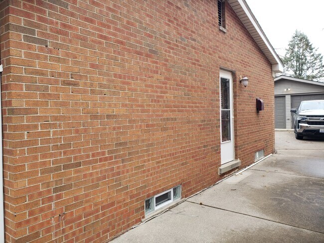 Building Photo - 28752 Milton Ave