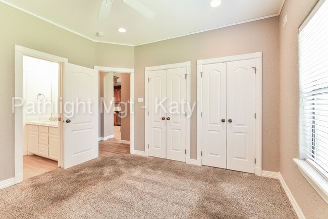 Building Photo - 805 Heritage Oaks Dr, Angleton, TX, 77515