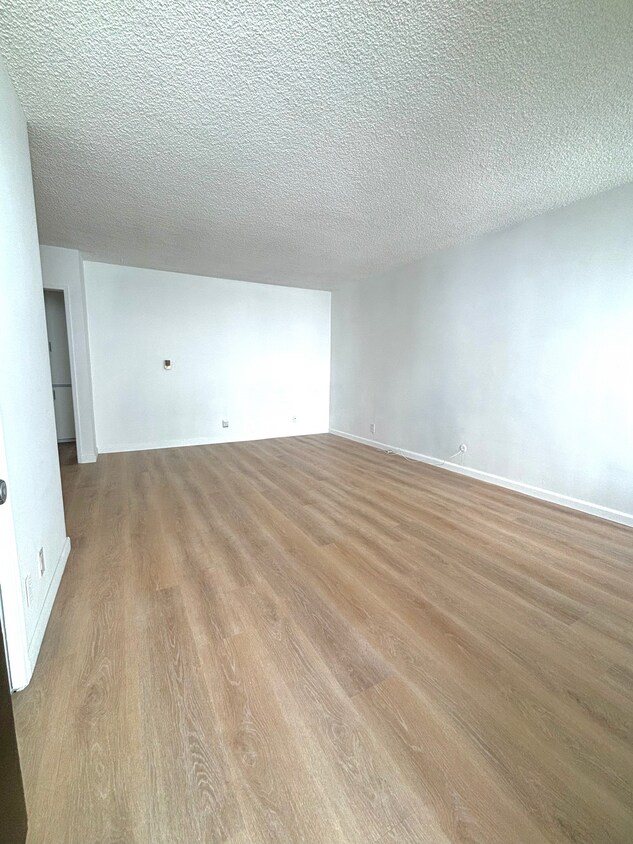Primary Photo - 2042 N Beachwood Dr