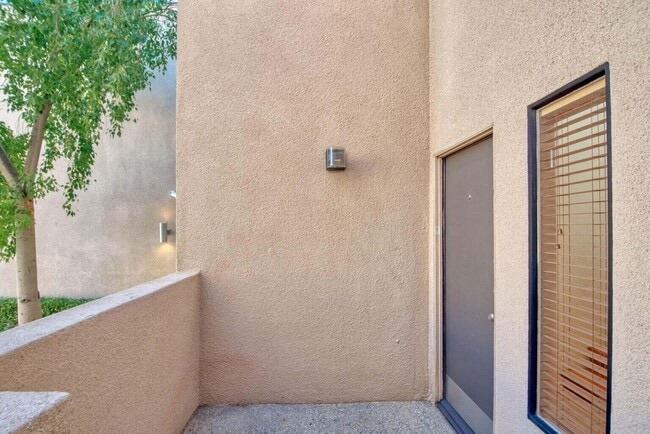 Building Photo - 867 Village Square S