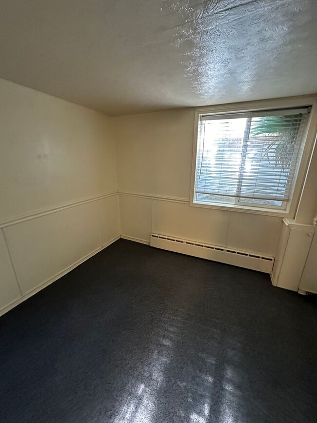 Building Photo - Fantastic Bench Location! Close to BSU and...