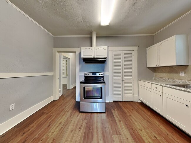 Building Photo - Take Full Advantage of This Garland Home N...