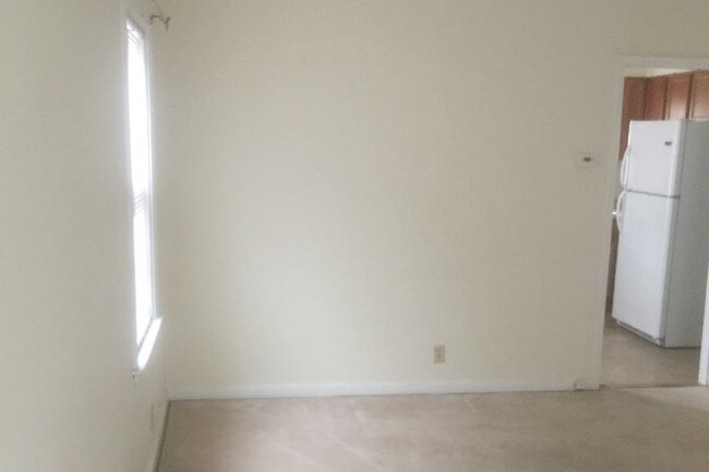 Living Room - 747 Kenwick Rd