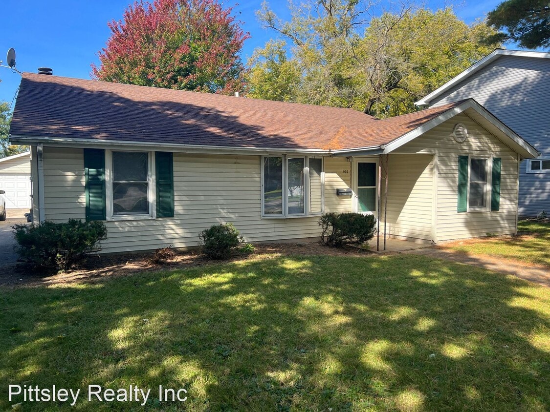 4 br, 2 bath House 907 Seaman Avenue House Rental in DeKalb, IL