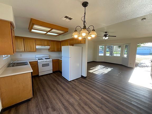 Building Photo - Charming Home