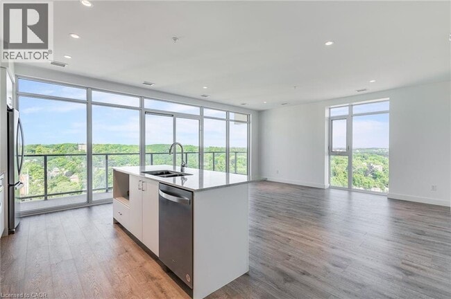 Photo du bâtiment - 50 Grand Ave S