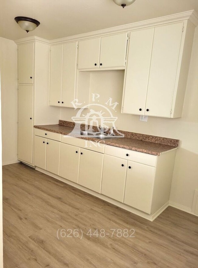 Building Photo - Spacious Upstairs 2-Bedroom, 1-Bathroom Ap...