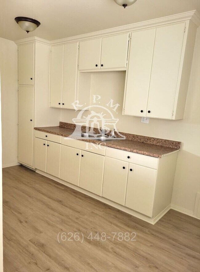 Foto del edificio - Spacious Upstairs 2-Bedroom, 1-Bathroom Ap...