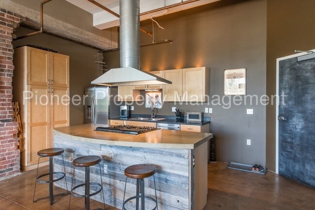 Building Photo - 1777 E 39th Ave