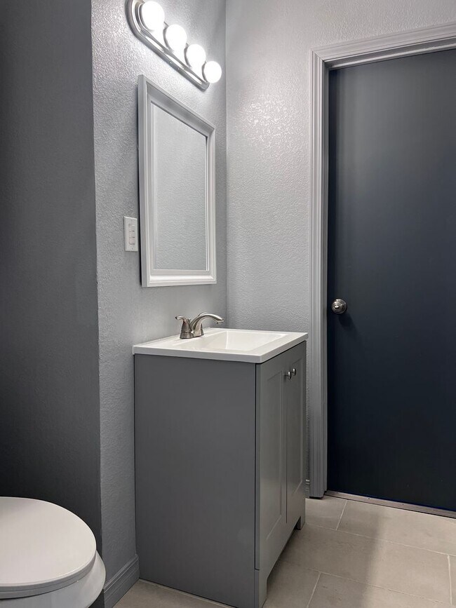 Building Photo - Remodeled 3 Bed 2 bath