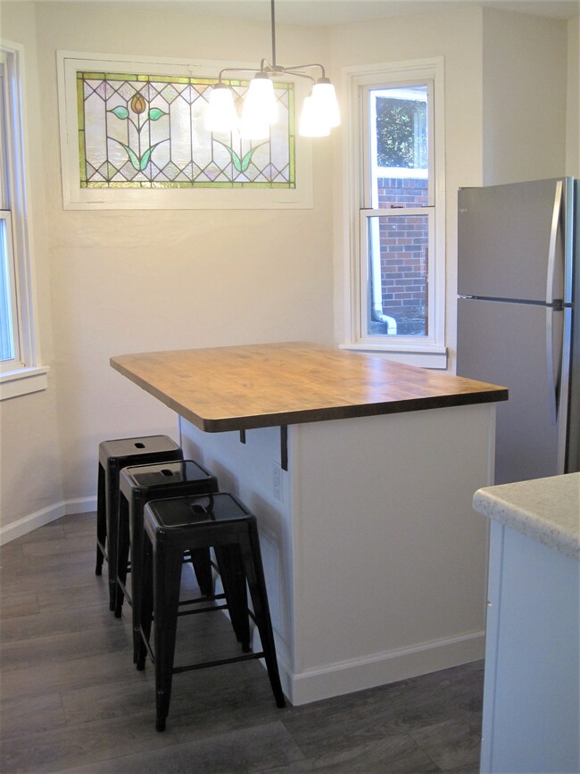Eat-in with seating for 4 and great light! - 2332 Los Angeles Ave