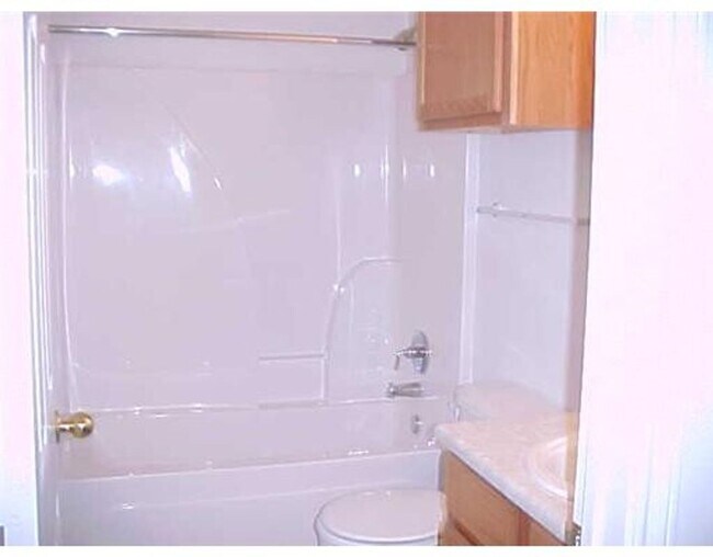 Foto del edificio - THREE BEDROOMS THREE BATHS, FENCED BACKYARD SUPER PRICE!