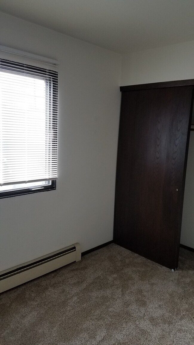 dormitorio y armario - 3975 S Kingan Ave