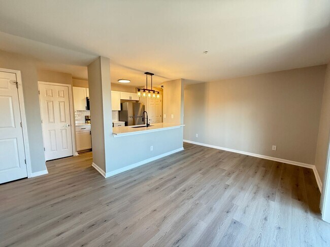 Foto del edificio - Move-In Ready University Area Condo with Modern Upgrades