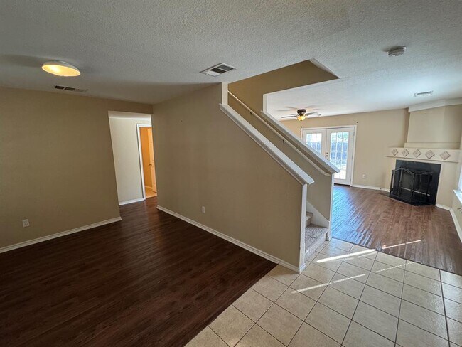Building Photo - 491 Whispering Hollow Dr
