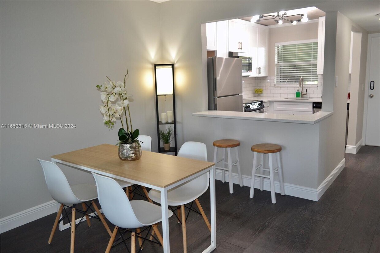 Foto principal - 1638 Embassy Dr