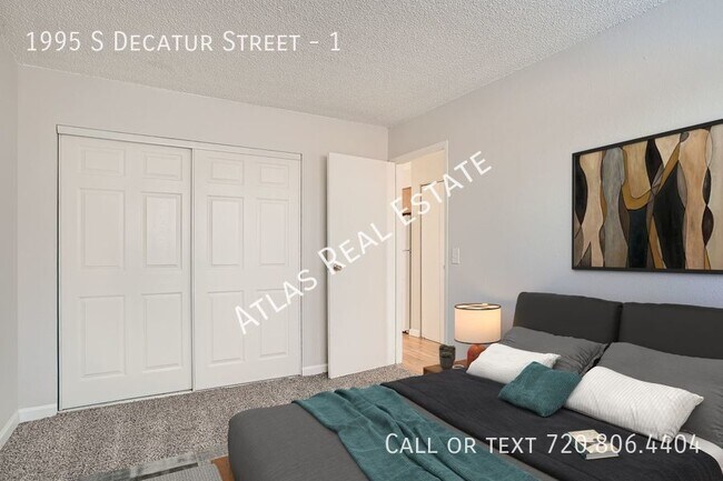 Building Photo - Spacious and Bright - 1 bed/1 bath - Walki...