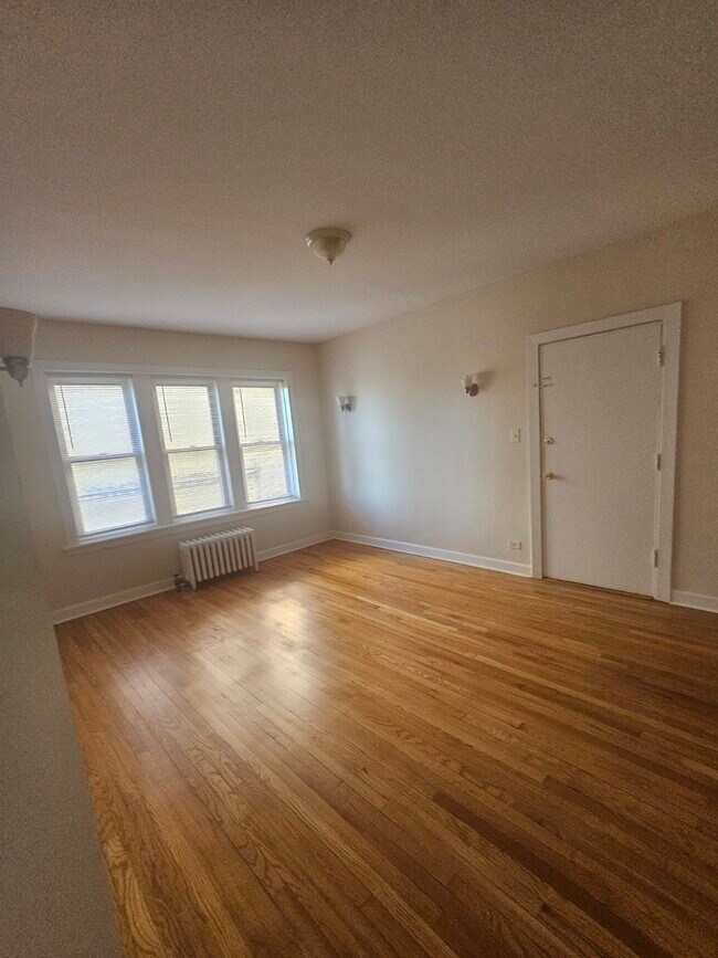 Building Photo - Beautiful 1 Bed in Beverly - Heat & Gas In...