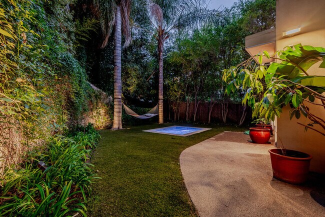Foto del edificio - 2423 Horse Shoe Canyon Rd