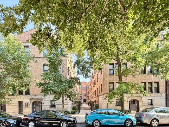 Building Photo - 850 W Cornelia Ave
