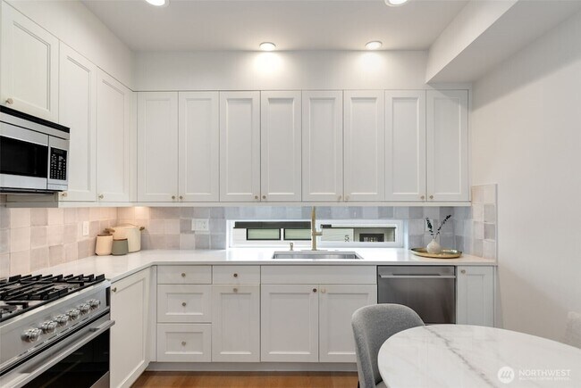 Building Photo - 5030 Sand Point Pl NE