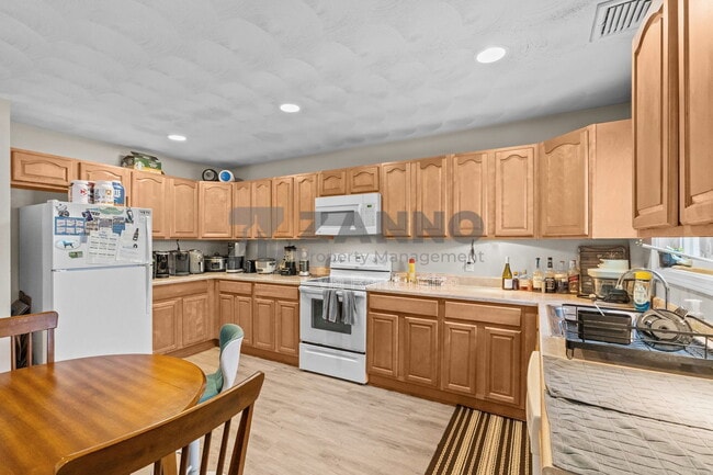 Building Photo - 498 Park Ave