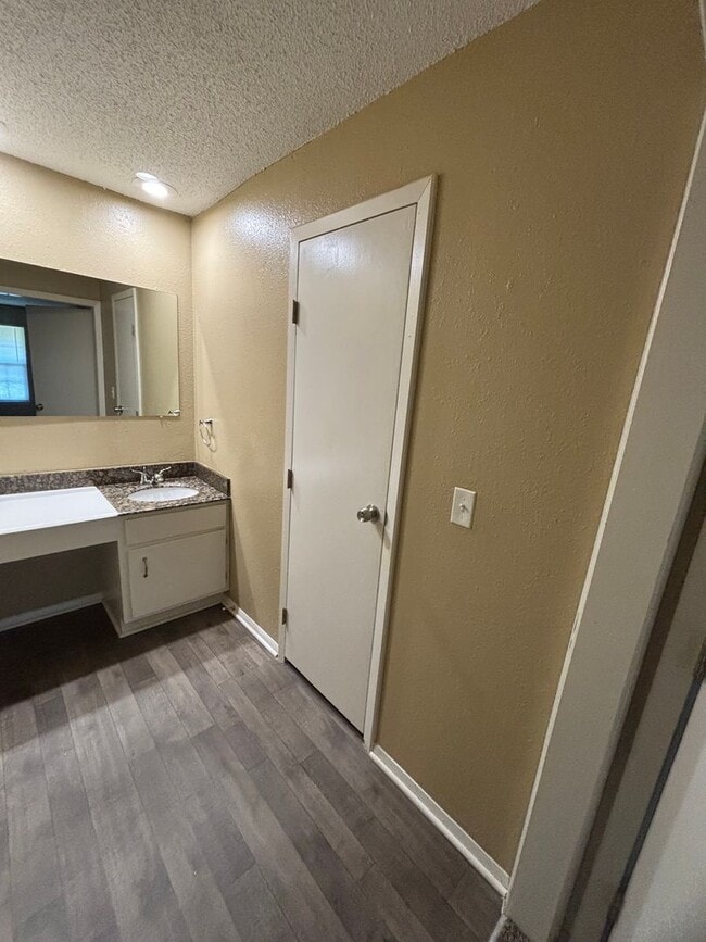 Building Photo - 2 Bedroom 1 bath Apartment