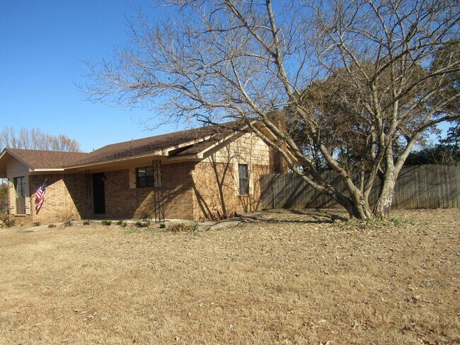 Building Photo - Questions call Peggy Goodman 501 676 1758 ...