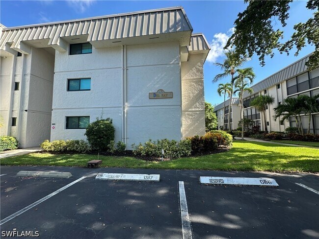 Foto del edificio - 788 Park Shore Dr