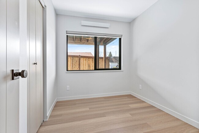 Building Photo - 2517 Vallette St