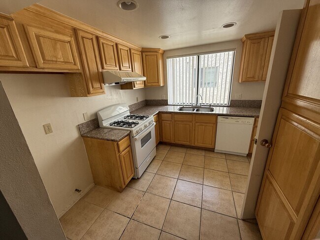 Building Photo - Spacious and light-filled 3-bedroom, 2.5-b...