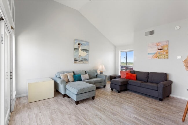 Building Photo - 17627 Termini-San Luis Pass Rd