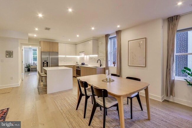 Building Photo - 4017 Davis Pl NW