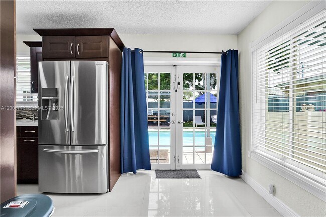 Foto del edificio - 6452 Custer St