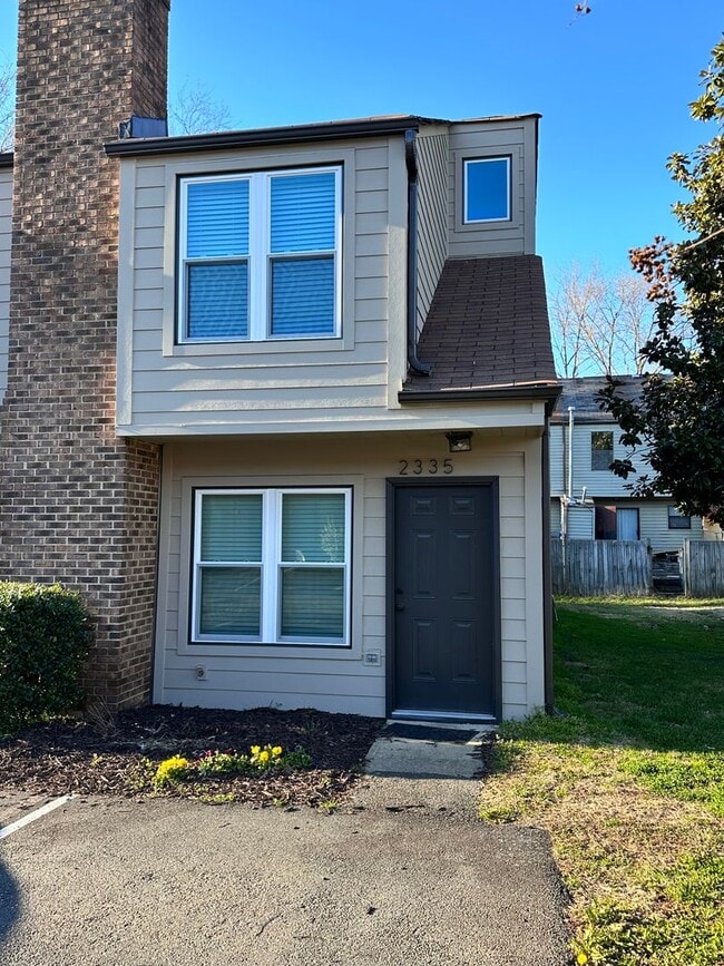 Building Photo - 2335 Brookview Ct