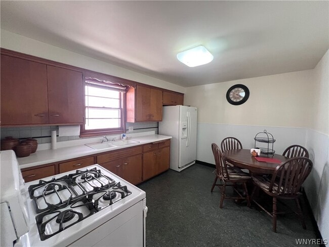 Foto del edificio - 480 W Hazeltine Ave