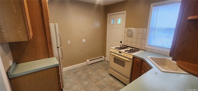 Building Photo - 20 Pearsall Ave