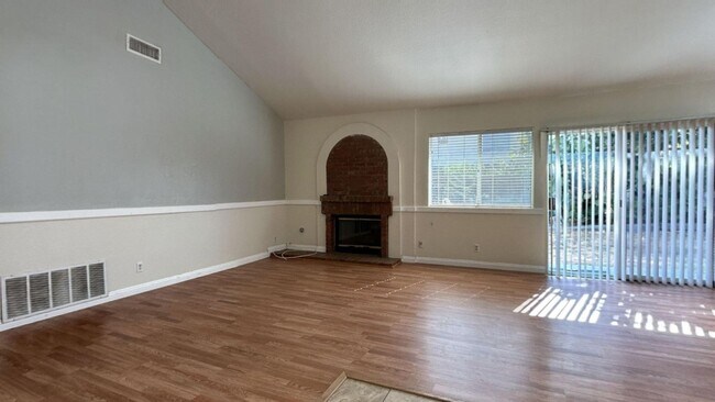 Building Photo - 2 Bedroom 2 Bath w/ Bonus Room Located in ...